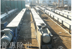 工人在對出口螺旋輸送機進(jìn)行多次運行試機